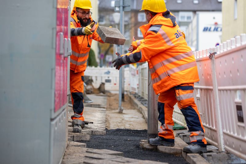 Gehwegarbeiten mit Baustellensicherung